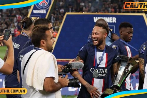 Neymar phát huy chương vô địch cho đồng đội
