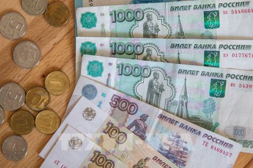 Đồng ruble của Nga tiếp tục giảm giá
