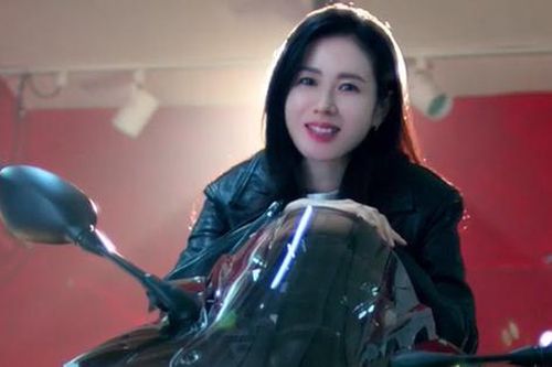 'Mẹ bầu' Son Ye Jin khoe vẻ ngoài siêu ngầu dù đang trong những tháng đầu thai kỳ