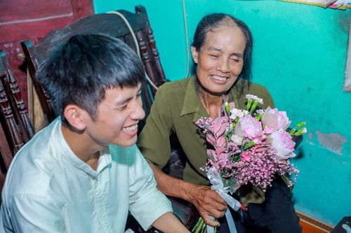 Những người mẹ đặc biệt lần đầu tiên trong đời được nhận hoa từ con