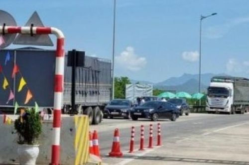Ngày đầu thu phí không dừng, vẫn có nơi chấp nhận thu phí thủ công
