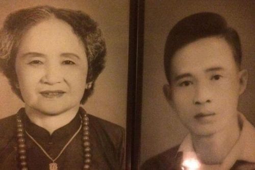 Bức di ảnh cọc cạch trên ban thờ