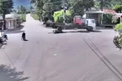 Va chạm với xe tải, 2 người phụ nữ đi cùng xe máy tử vong