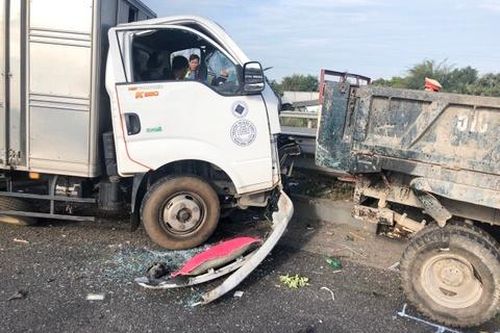 Xe tải biến dạng sau tai nạn trên cao tốc Trung Lương - Mỹ Thuận