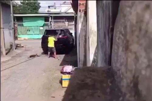 Bắt đối tượng đập phá xe ô tô vì 'chướng mắt'