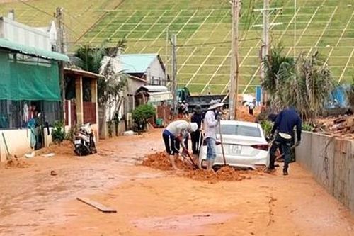 Lũ cát từ Khu biệt thự du lịch ở Bình Thuận tràn xuống mặt đường