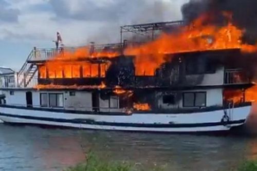 Tàu du lịch bốc cháy dữ dội trên sông