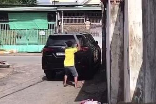 Nguy cơ phải 'bóc lịch' vì đập phá ô tô của người khác đỗ trước cửa nhà mình