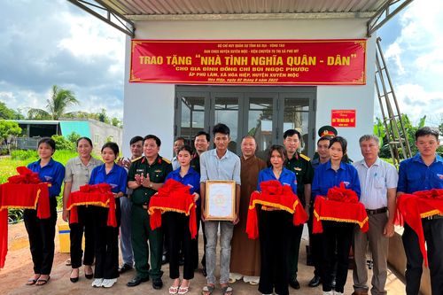 Bàn giao nhà 'Tình nghĩa quân dân' tại huyện Xuyên Mộc