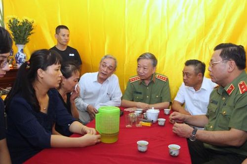 Bộ trưởng Tô Lâm thăm hỏi, chia sẻ mất mát với gia đình 3 CBCS hy sinh trong khi chữa cháy