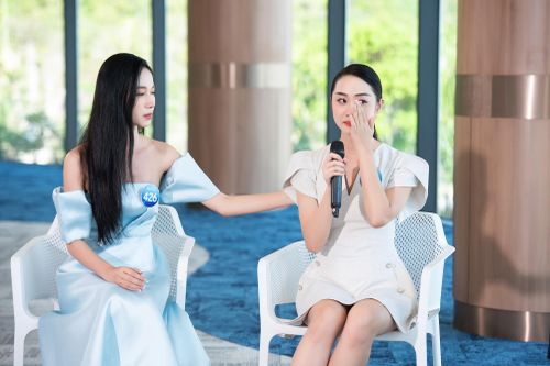 Thí sinh Hoa hậu Thế giới Việt Nam khóc ở vòng thi phỏng vấn