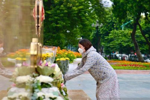 Người dân Hà Nội đặt hoa tưởng niệm 3 chiến sĩ cảnh sát hy sinh