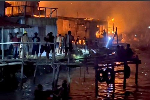 Cháy lớn trong đêm thiêu rụi 11 căn nhà ở Phú Quốc