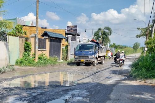 Xe quá tải 'băm nát' nhiều tuyến đường tại thành phố Thủ Đức