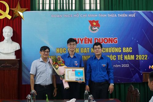 Trung ương Đoàn tặng bằng khen cho học sinh tại Huế đạt giải cao kỳ thi Olympic Sinh học Quốc tế