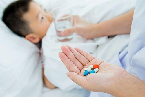 Bé trai hơn 1 tuổi tiểu ra máu vì loại bệnh tưởng chỉ có ở người lớn