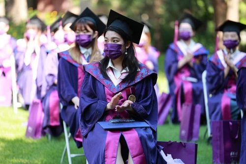 Đại học châu Á cải biên lễ phục tốt nghiệp phương Tây ra sao?