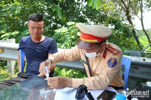 Tài xế chây ỳ kiểm tra trên cao tốc bị phát hiện sử dụng ma túy