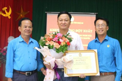 Liên đoàn Lao động Nghệ An tặng Bằng khen cho đoàn viên dũng cảm cứu 6 cháu nhỏ bị đuối nước