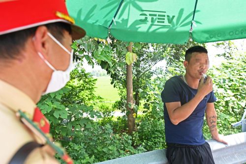 Sử dụng ma túy, tài xế tìm cách lảng tránh CSGT kiểm tra