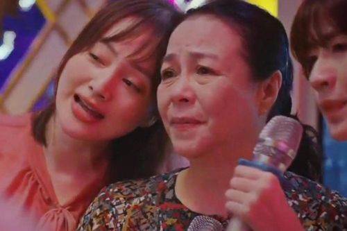 Xúc động khoảnh khắc bà Nga (Thương ngày nắng về) rơi nước mắt khi hát 'Mẹ tôi' cùng 3 cô con gái