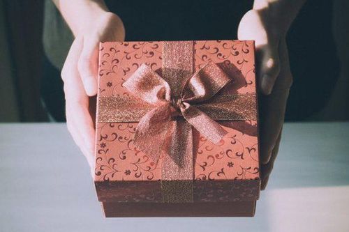 Cầm món quà sinh nhật của mẹ chồng cũ tặng, tôi ôm mặt khóc