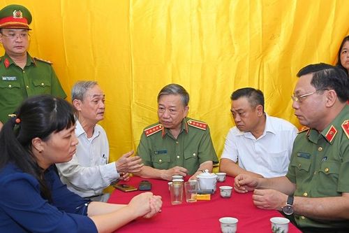 Bộ trưởng Bộ Công an và Chủ tịch Hà Nội thăm, động viên gia đình CBCS hy sinh