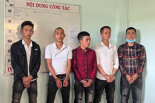 Dìm đầu 'con nợ' vào thùng nước, khóc sướt mướt khi bị khởi tố