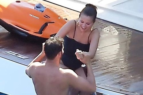 Selena Gomez thân thiết với đạo diễn người Italy