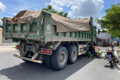 14 xe ben chở đất quá tải 'rồng rắn' né chốt kiểm soát