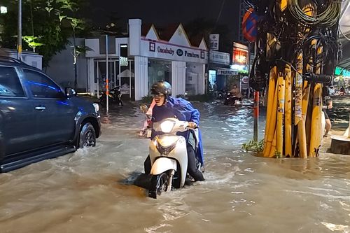 Mưa sầm sập ở TPHCM, nhiều đường phố lại ngập như sông