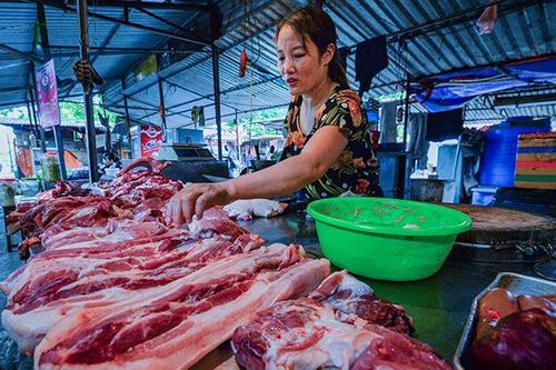'Bão giá' thịt lợn: Người nuôi gồng lỗ, dân mua đắt đỏ, thương lái ăn dày