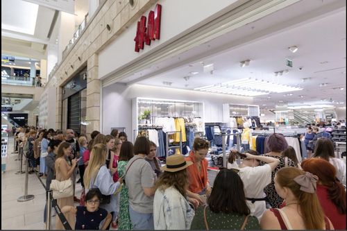 Lý do người Nga 'xếp hàng rồng rắn' trước cửa hàng thời trang H&M