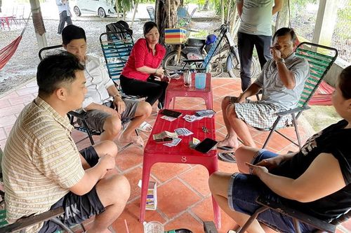 Phá tụ điểm đánh bạc trong quán cà phê