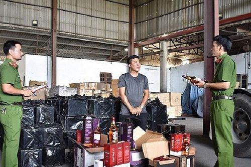 Ninh Bình: Bắt giữ tài xế container chở 1.224 chai rượu ngoại không có hóa đơn chứng từ