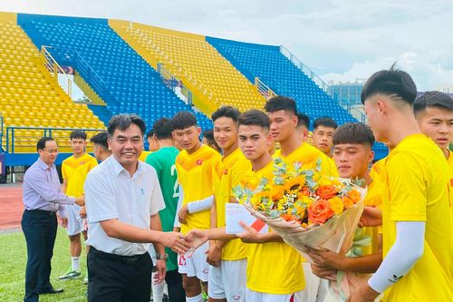 Phó chủ tịch UBND tỉnh Bình Dương thăm và động viên đội tuyển U20 Việt Nam