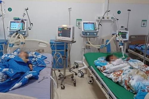 Nổ bom bi, hai anh em bé trai nguy kịch