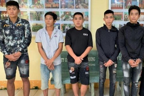 Hai thanh niên bị rượt đuổi chém trọng thương vì cho rằng nhìn đểu