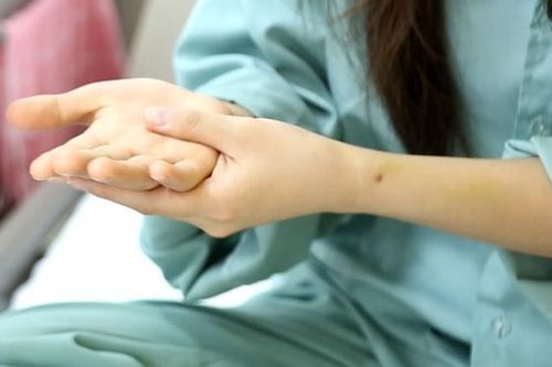 Mồ hôi tay chảy thành dòng – điều trị đơn giản, hiệu quả ngay tại BVĐK tỉnh Phú Thọ