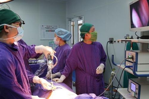 Phẫu thuật nội soi, tạo hình xương ức chữa dị tật lõm ngực bẩm sinh cho bé trai 12 tuổi