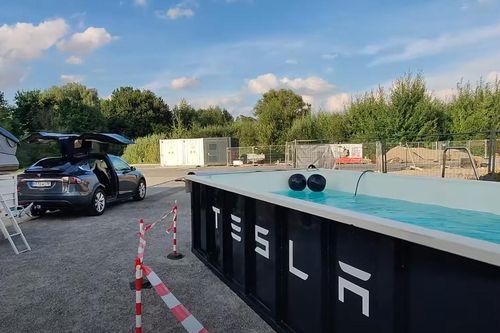 Bên trong trạm sạc nhanh có bể bơi của Tesla