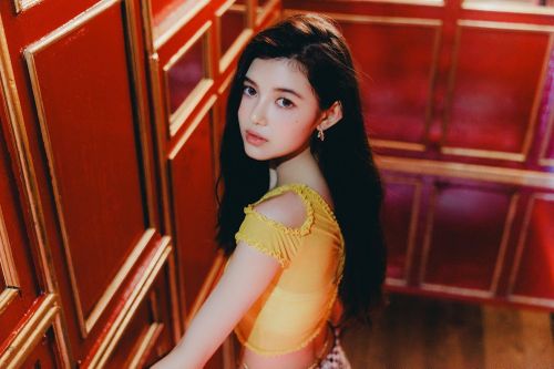 Các nhóm nhạc nữ có cách thông báo comeback khác lạ