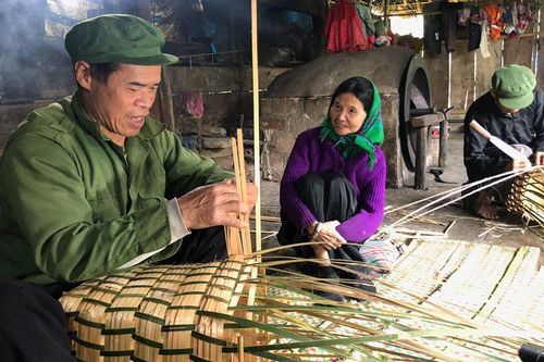 Những người giữ nghề đan gùi tre trên núi