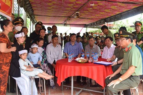Thăng cấp bậc hàm Thiếu tá đối với Đại úy công an hy sinh khi làm nhiệm vụ
