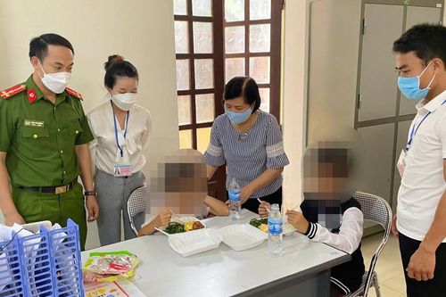 Vụ bé gái trong clip bị treo lên trần nhà đánh: Triệu tập người cha lên làm việc