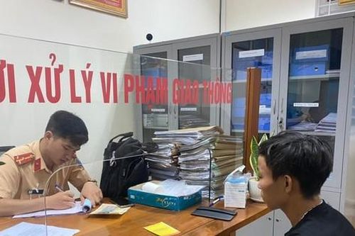 Tài xế lái xe biển giả ngũ quý 9 chưa có bằng lái