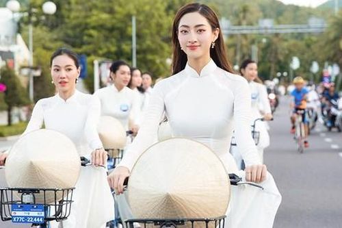 Lương Thùy Linh diện áo dài trắng nền nã, cùng dàn thí sinh Miss World Vietnam đạp xe ven biển