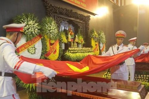 Xúc động nghi lễ phủ cờ lên linh cữu 3 liệt sĩ cảnh sát PCCC