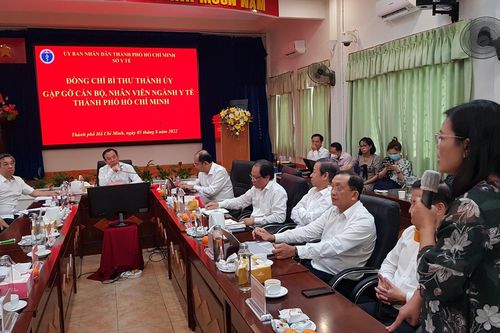 Gặp Bí thư TPHCM, giám đốc bệnh viện bật khóc khi nói về thu nhập của y bác sĩ
