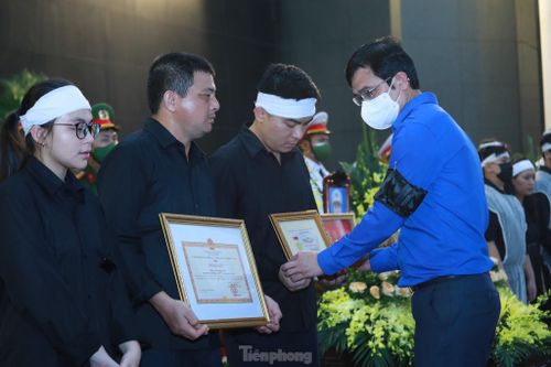 Trung ương Đoàn trao Huy hiệu Tuổi trẻ dũng cảm tại lễ tang ba chiến sĩ phòng cháy chữa cháy